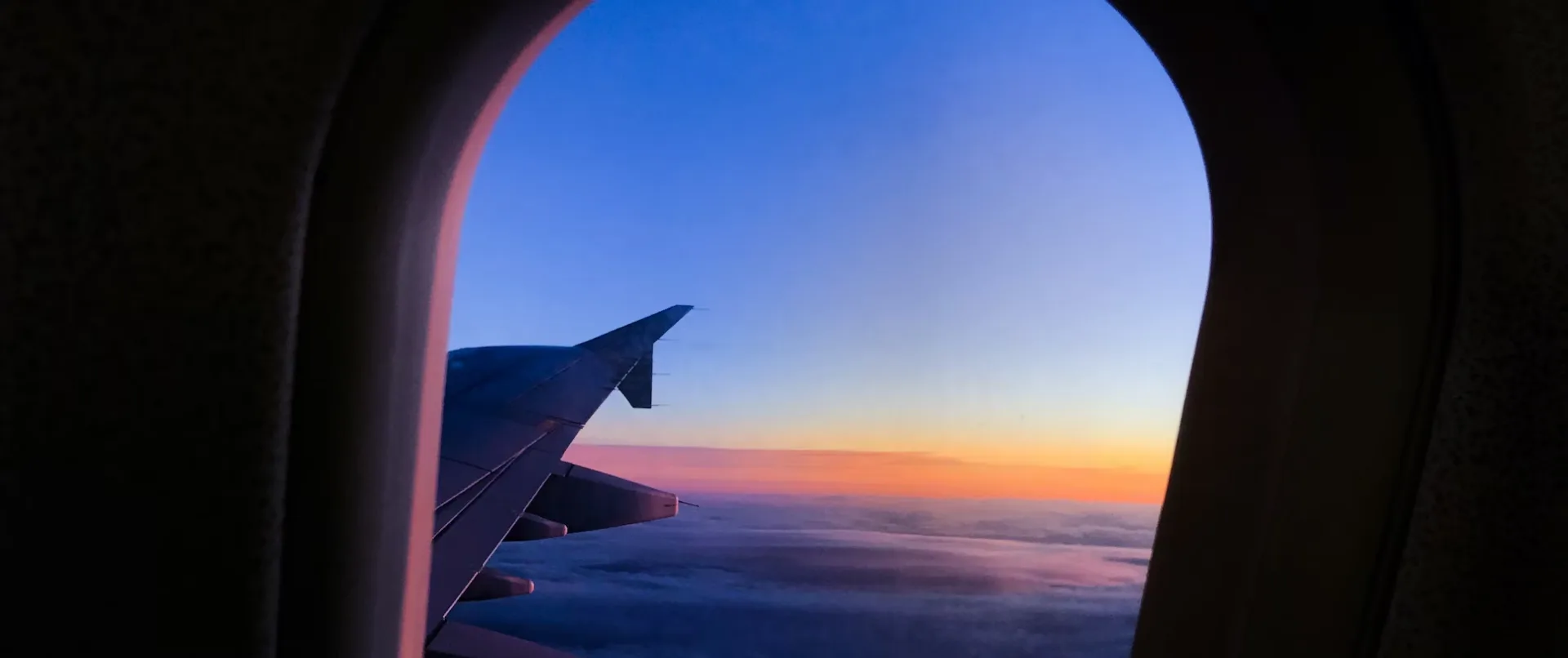 Vista desde la ventanilla de un avión al amanecer