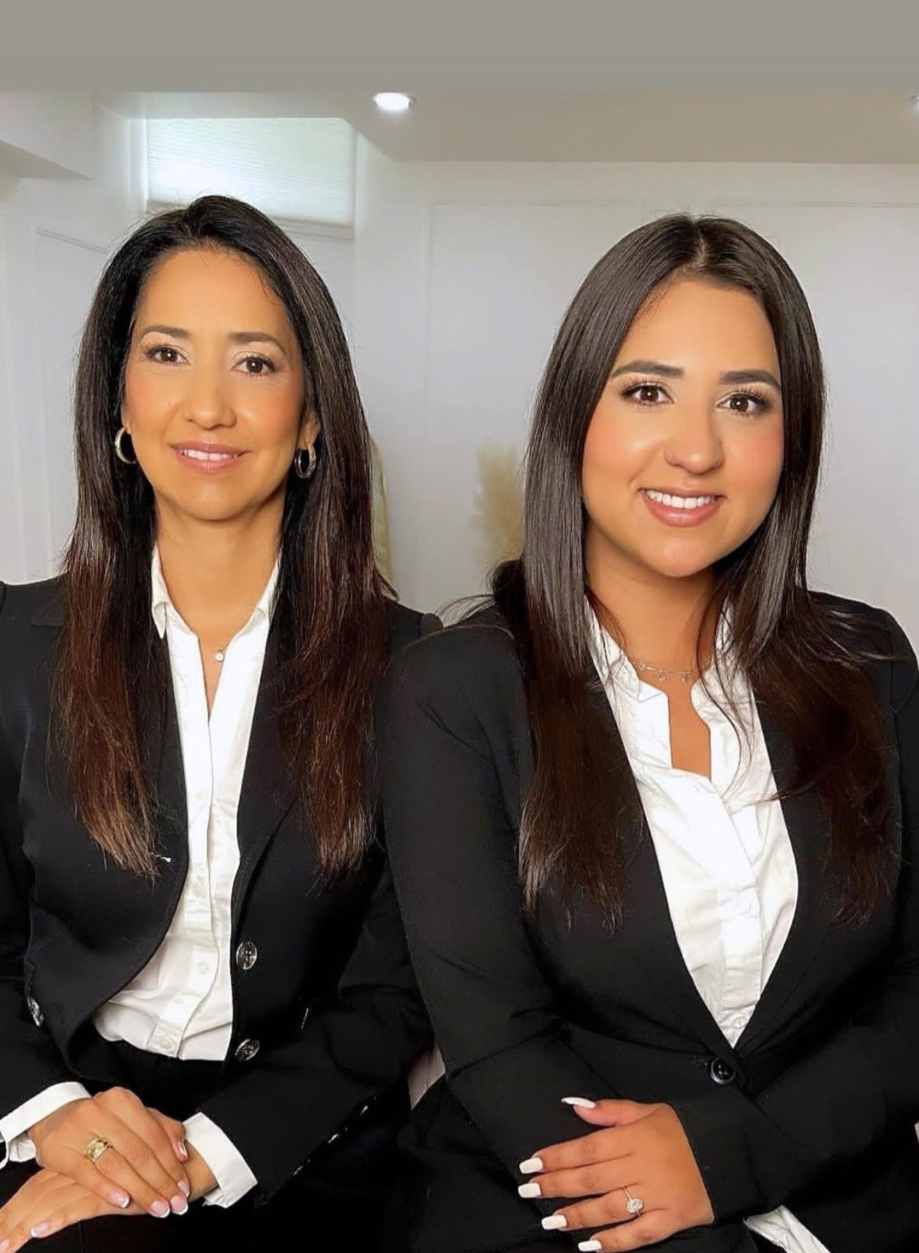 Jennifer Pompeo y Erika, equipo de Pompeo Immigration y Elyon's Corporation